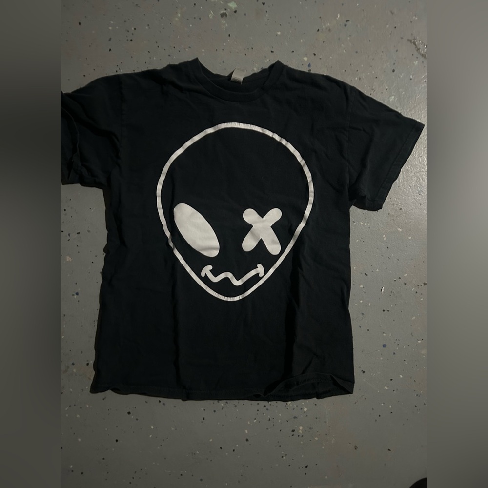 black and white alien smiley tower shirt